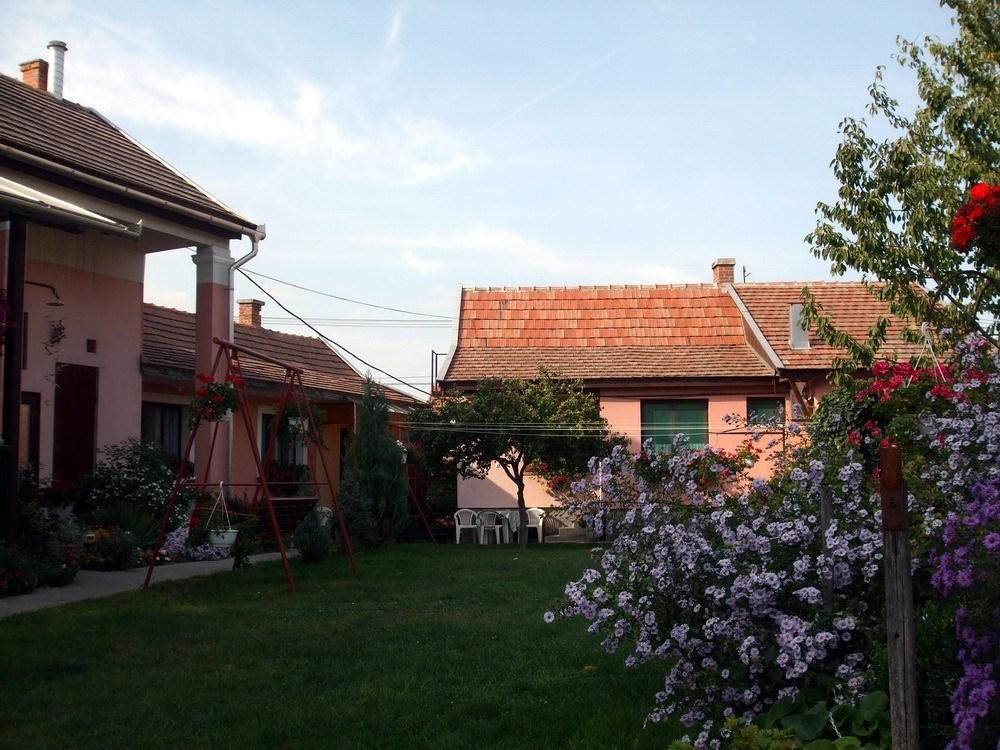 Lugas Szallas Jaszbereny Exterior foto