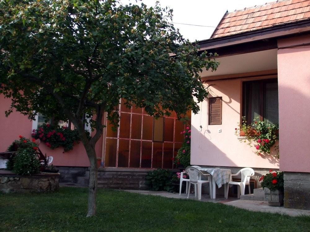 Lugas Szallas Jaszbereny Exterior foto