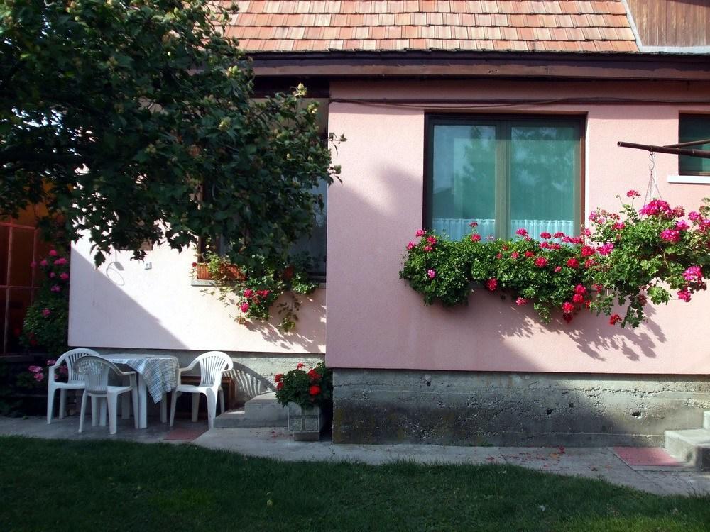 Lugas Szallas Jaszbereny Exterior foto