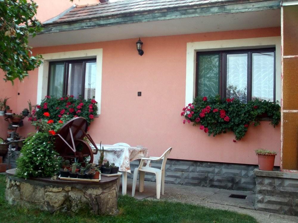 Lugas Szallas Jaszbereny Exterior foto