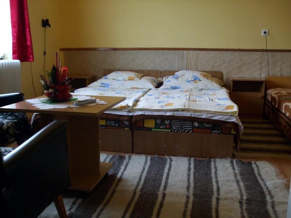 Lugas Szallas Jaszbereny Exterior foto