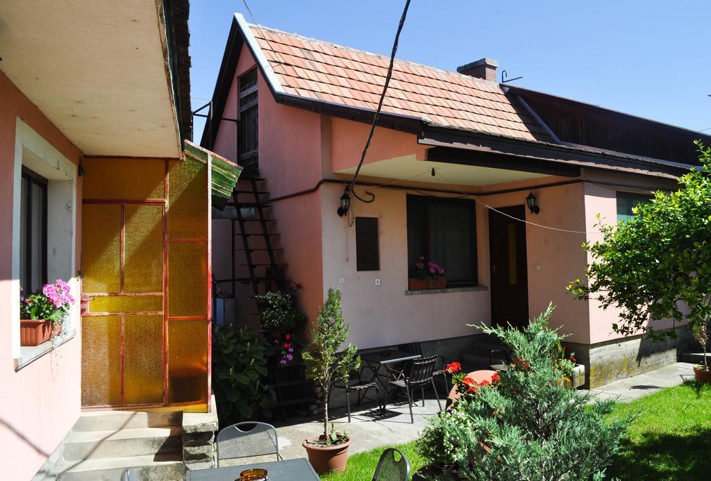 Lugas Szallas Jaszbereny Exterior foto